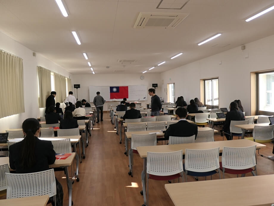 台湾の君毅高級中學とのオンライン交流を行いました。